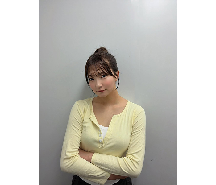 お団子ヘア×レモンコーデで魅せる里仲菜月の可愛さ