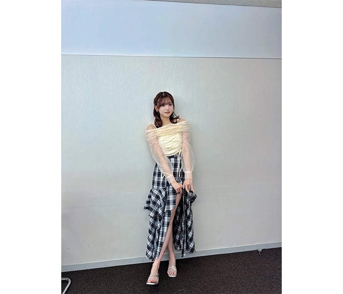 スリットから美脚見せつけ！武田雛歩、大人かわいい衣装でファン魅了！