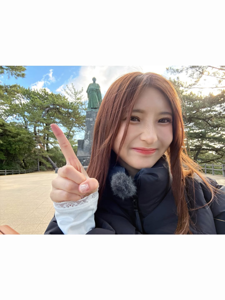 軽トラグラドル・三田悠貴、シンプルきれいめファッションで高知を満喫！