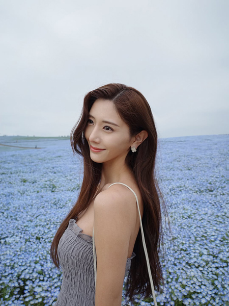 斎藤恭代、美デコルテあらわなファッションでネモフィラ背景に芸術的ショット！