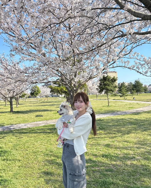由良ゆら、桜とのキュートショットが話題！「超激かわ！！癒しオーラがすごい！！平和やー！！」