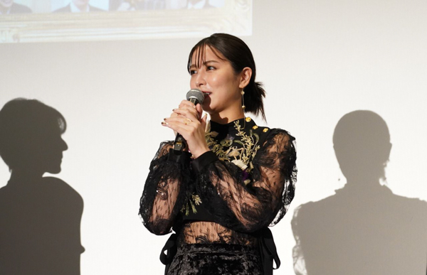 田中麗奈、映画『黄金泥棒』公開記念舞台挨拶に登場！「金を意識した衣装です！」