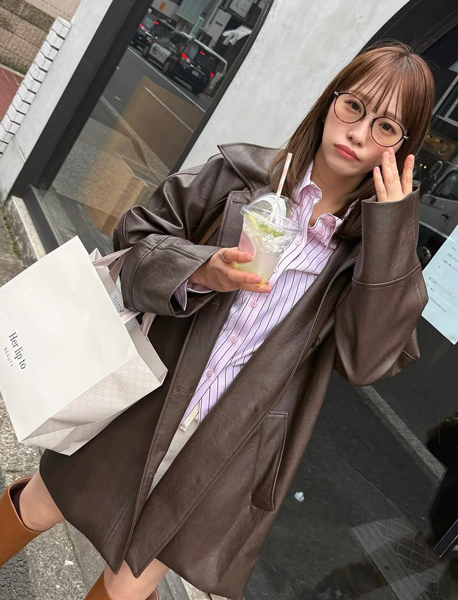 川栄李奈、レザーを着こなすブラウンコーデで美脚チラ見せ