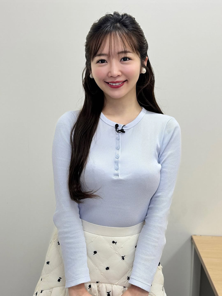Abema・藤田かんなアナ、春を意識したコーデにファン「目の保養でござる」