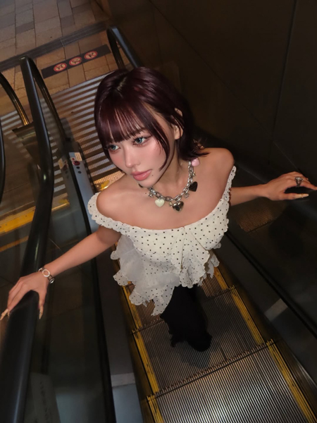 「顔整い」「女神」鈴木綺麗、白オフショルダーの甘辛コーデで美貌あらわに！