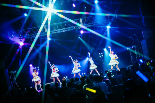 【ライブレポート】AILOSが「食いしん坊ガール」「リトルスター」など歌い上げる！キュートな魅力で会場圧倒〈JAPAN IDOL SUPER LIVE 2026〉