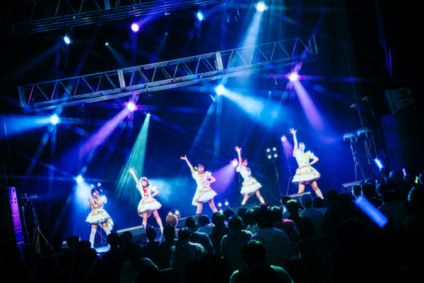 【ライブレポート】AILOSが「食いしん坊ガール」「リトルスター」など歌い上げる！キュートな魅力で会場圧倒〈JAPAN IDOL SUPER LIVE 2026〉