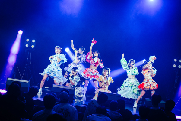 【ライブレポート】FES☆TIVE、爆裂祭りチューン連発!圧巻の熱狂でイベントのトリを飾る〈JAPAN IDOL SUPER LIVE 2026〉