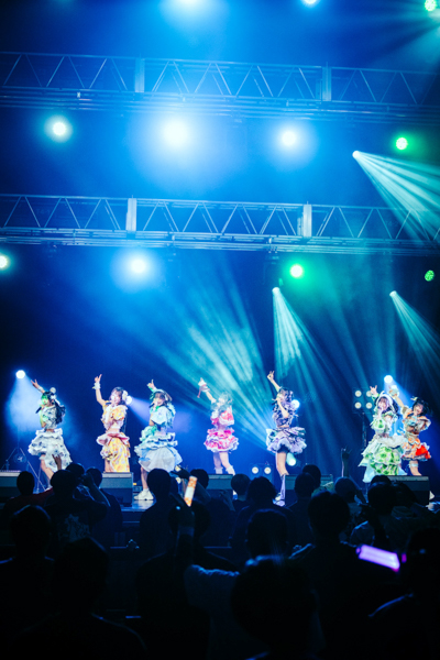 【ライブレポート】FES☆TIVE、爆裂祭りチューン連発!圧巻の熱狂でイベントのトリを飾る〈JAPAN IDOL SUPER LIVE 2026〉