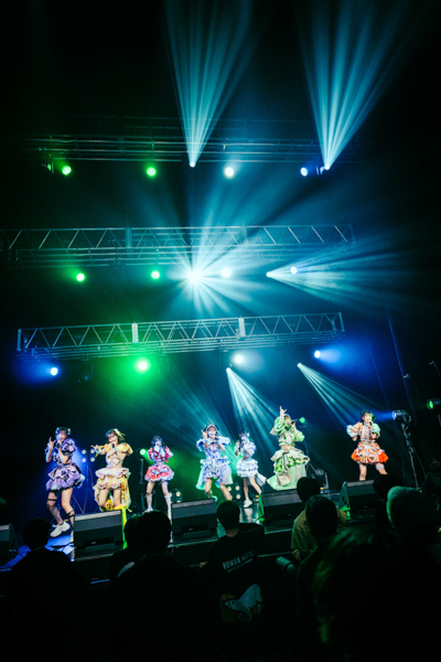 【ライブレポート】FES☆TIVE、爆裂祭りチューン連発!圧巻の熱狂でイベントのトリを飾る〈JAPAN IDOL SUPER LIVE 2026〉