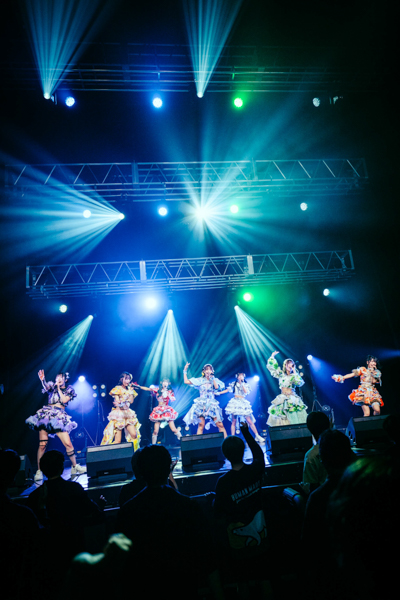 【ライブレポート】FES☆TIVE、爆裂祭りチューン連発!圧巻の熱狂でイベントのトリを飾る〈JAPAN IDOL SUPER LIVE 2026〉