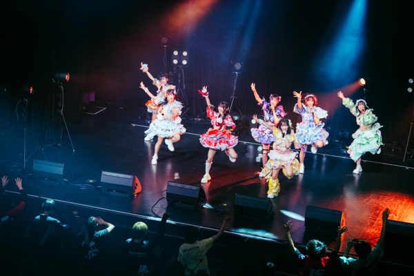 【ライブレポート】FES☆TIVE、爆裂祭りチューン連発!圧巻の熱狂でイベントのトリを飾る〈JAPAN IDOL SUPER LIVE 2026〉