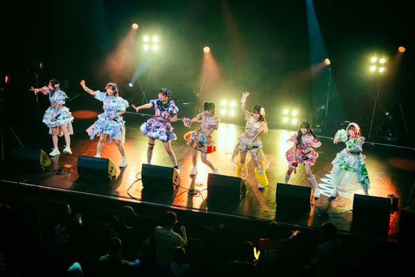 【ライブレポート】FES☆TIVE、爆裂祭りチューン連発!圧巻の熱狂でイベントのトリを飾る〈JAPAN IDOL SUPER LIVE 2026〉