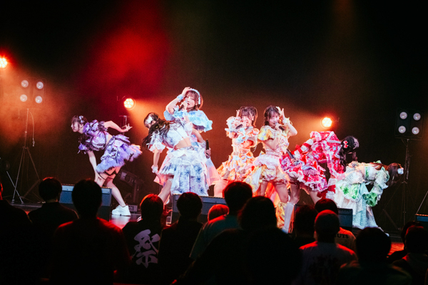 【ライブレポート】FES☆TIVE、爆裂祭りチューン連発!圧巻の熱狂でイベントのトリを飾る〈JAPAN IDOL SUPER LIVE 2026〉