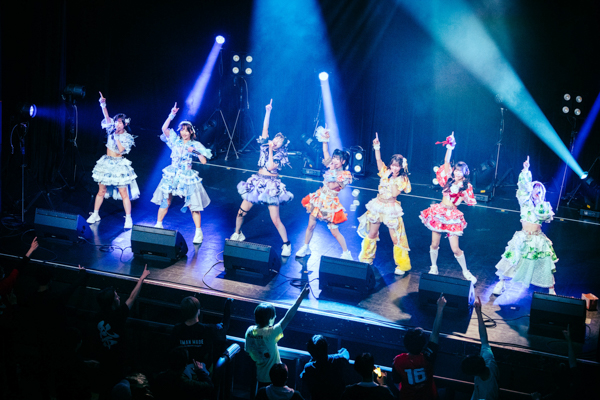 【ライブレポート】FES☆TIVE、爆裂祭りチューン連発!圧巻の熱狂でイベントのトリを飾る〈JAPAN IDOL SUPER LIVE 2026〉