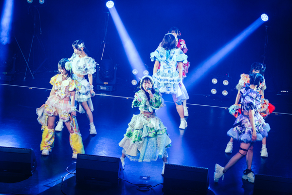 【ライブレポート】FES☆TIVE、爆裂祭りチューン連発!圧巻の熱狂でイベントのトリを飾る〈JAPAN IDOL SUPER LIVE 2026〉