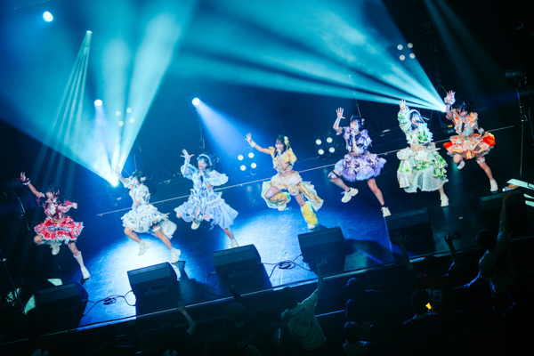 【ライブレポート】FES☆TIVE、爆裂祭りチューン連発!圧巻の熱狂でイベントのトリを飾る〈JAPAN IDOL SUPER LIVE 2026〉