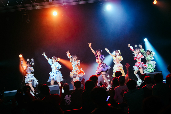【ライブレポート】FES☆TIVE、爆裂祭りチューン連発!圧巻の熱狂でイベントのトリを飾る〈JAPAN IDOL SUPER LIVE 2026〉