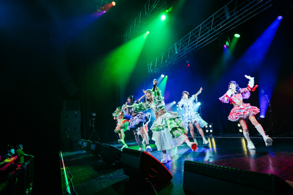 【ライブレポート】FES☆TIVE、爆裂祭りチューン連発!圧巻の熱狂でイベントのトリを飾る〈JAPAN IDOL SUPER LIVE 2026〉