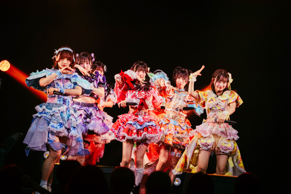 【ライブレポート】FES☆TIVE、爆裂祭りチューン連発!圧巻の熱狂でイベントのトリを飾る〈JAPAN IDOL SUPER LIVE 2026〉