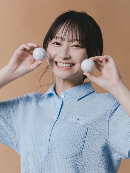 影山優佳、美脚チラ見せ！ゴルフウェアを爽やかに着こなす！