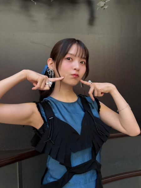 脇チラ見せ！上坂すみれ、ポニテでクールな青衣装！「すみぺ可愛い過ぎる〜」「青は大人っぽい！」