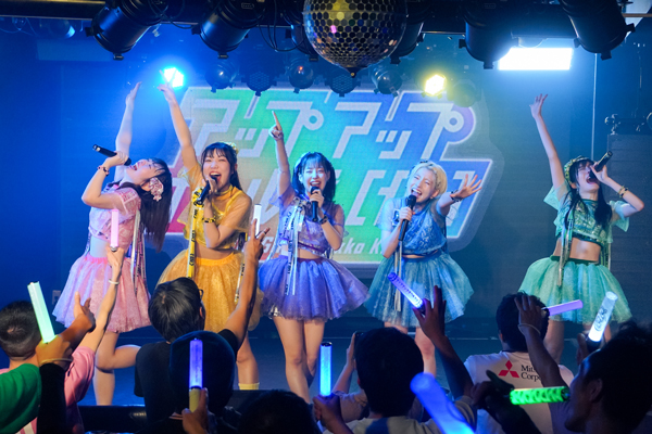 アップアップガールズ(仮)、結成15周年ライブで新曲初披露!9月に飛行船シアターワンマン開催決定