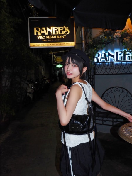 みもれもん、小顔に似合う超ミニ丈モノトーンコーデで魅せる！