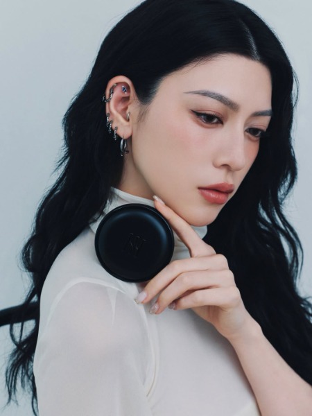 三吉彩花、透け感がクール！モノトーンで大人の魅力バクハツ