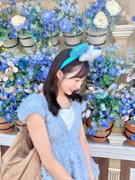 AKB48・小栗有以、爽やかブルー衣装からスラリ美脚！テーマパークに降臨