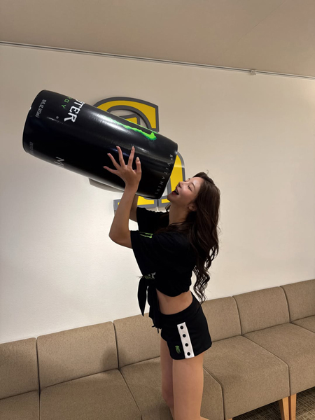 水神きき、長脚が映えるスポーティ衣装で全身ショット！