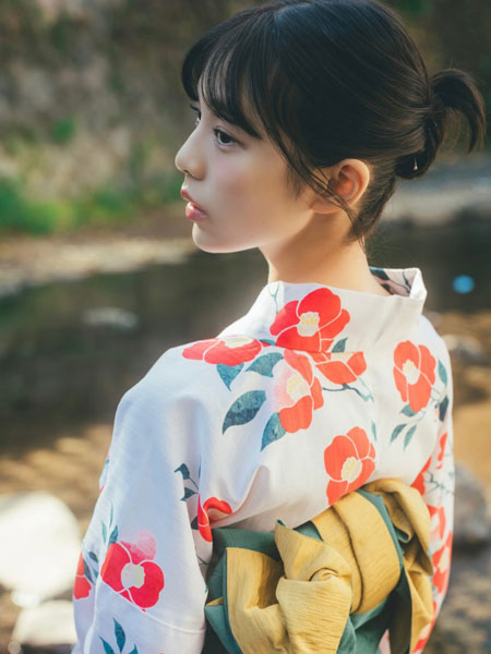 菊地姫奈、極細くびれの脱ぎかけショットにファン「完璧過ぎるくらい完璧です。」