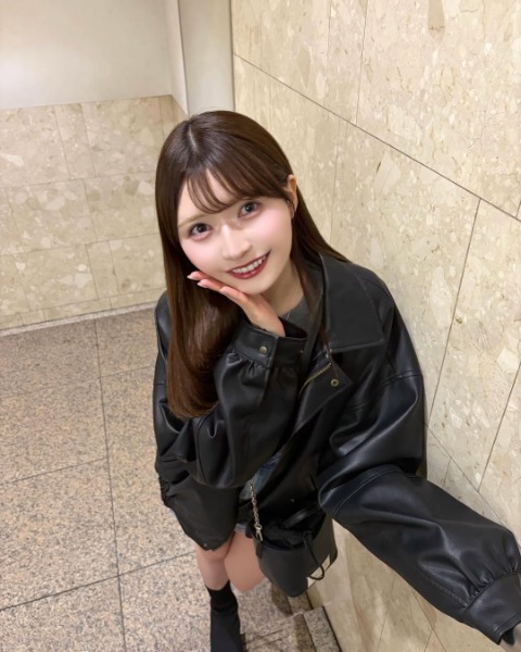 秦はるか、まっすぐスラリ美脚の全身ショットに目が釘付け！