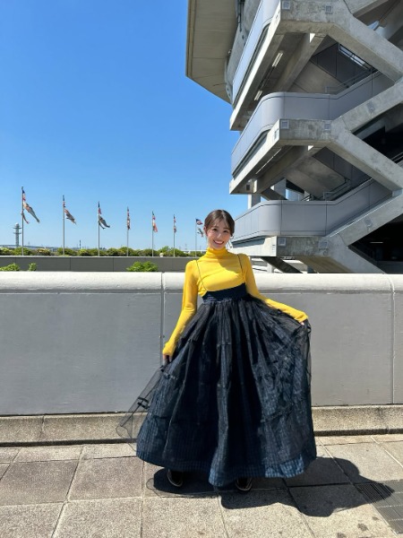 潮 紗理菜、鮮やかなイエロー衣装でキラキラに！「お洋服もなっちょも可愛い」