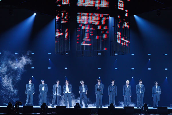 INI、KCON JAPAN 2026初日ヘッドライナーで圧巻ステージ！「DUM」初披露や特別コラボで会場魅了