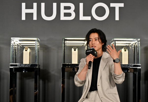 山﨑賢人、ウブロ新作まとい銀座に登場!俳優人生の転機に「キングダム」1作目挙げる