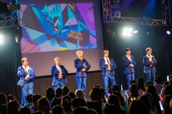 KAJA、6人完全体で魅せたAWARDステージ、新EP「FORWARD」収録曲を初披露