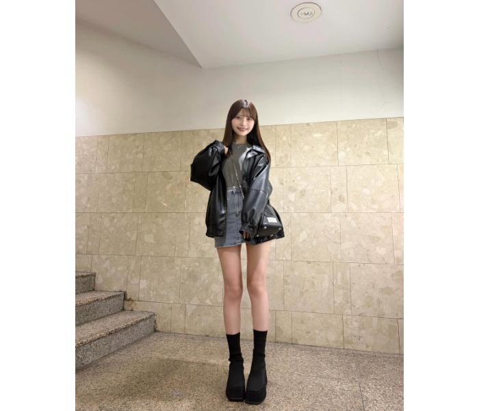 秦はるか、まっすぐスラリ美脚の全身ショットに目が釘付け！