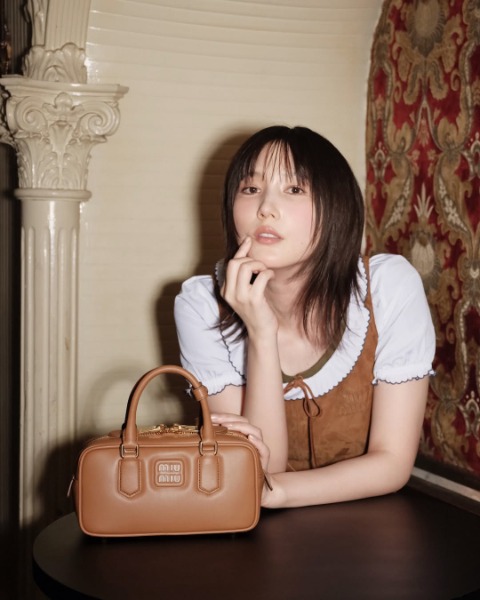 本田翼、キュートな衣装でクールにキメる！Miu Miu着こなす姿に反響