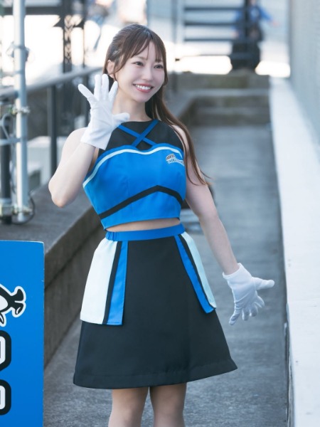 城戸ひなの、爽やかな夏コスチュームで色白の美肌も大公開