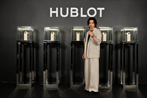 山﨑賢人、ウブロ新作まとい銀座に登場!俳優人生の転機に「キングダム」1作目挙げる
