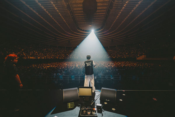 川崎鷹也、約束の地・大阪城ホールでの初単独公演が大成功。＜ライブレポート＞