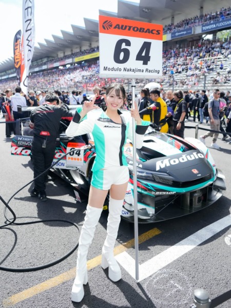 池永百合、美太ももチラ見せの爽やかグリーンコスチューム姿を大公開