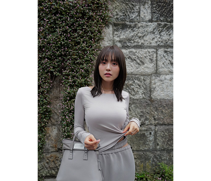 「素敵です」新田さちか、抜け感ファッションで美背中ちらり！