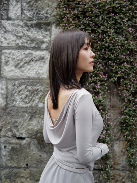 「素敵です」新田さちか、抜け感ファッションで美背中ちらり！