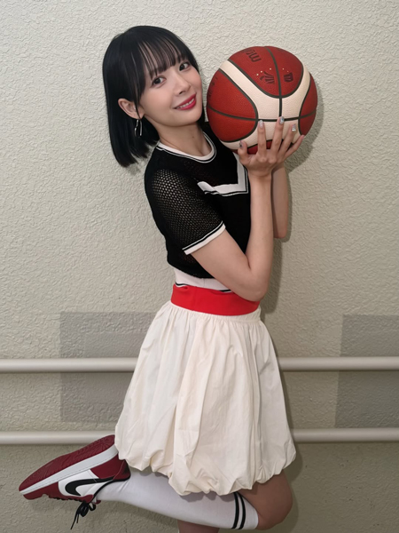 「スタイル良すぎ」岡田紗佳、美脚ガン見せ！バスケ少女へ変身
