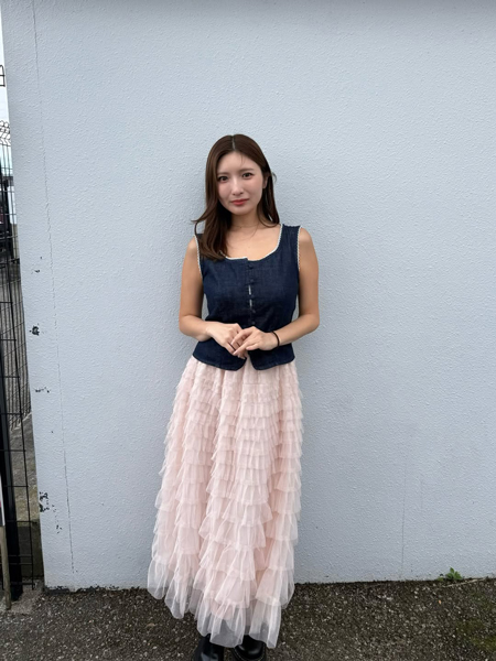 三田悠貴、ネイビーのデニム風ノースリーブトップスで健康的美肌を放出！