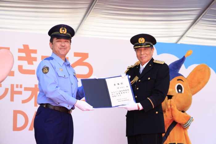舘ひろし、調布で一日警察署長就任！