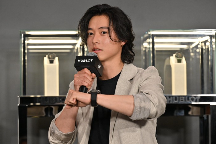 山﨑賢人、ウブロ新作まとい銀座に登場!俳優人生の転機に「キングダム」1作目挙げる