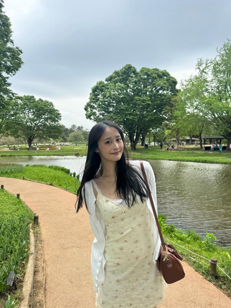 相沢菜月、美貌がきわだつミニ丈ワンピースで花畑を堪能